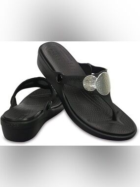 Crocs Sanrah Flip Flops Womens Size 6 Hammered Circle Wedge Black Silver Sandals